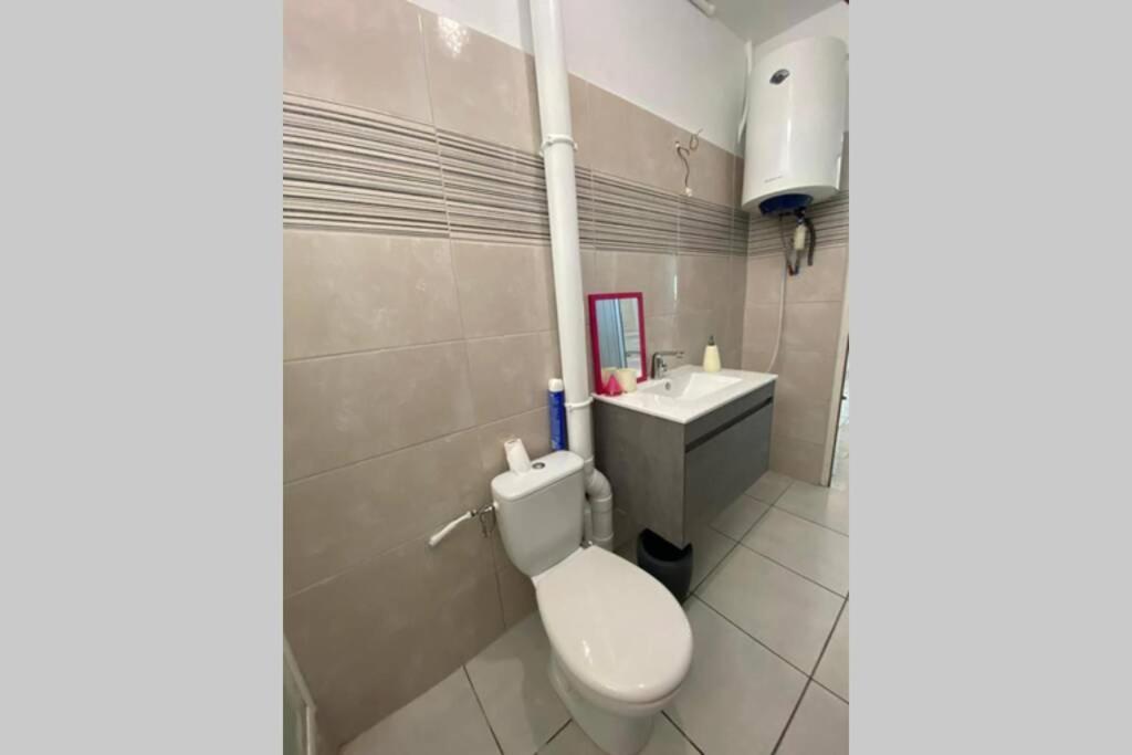 Charmant Appartement Avec Piscine Льо Робер Екстериор снимка